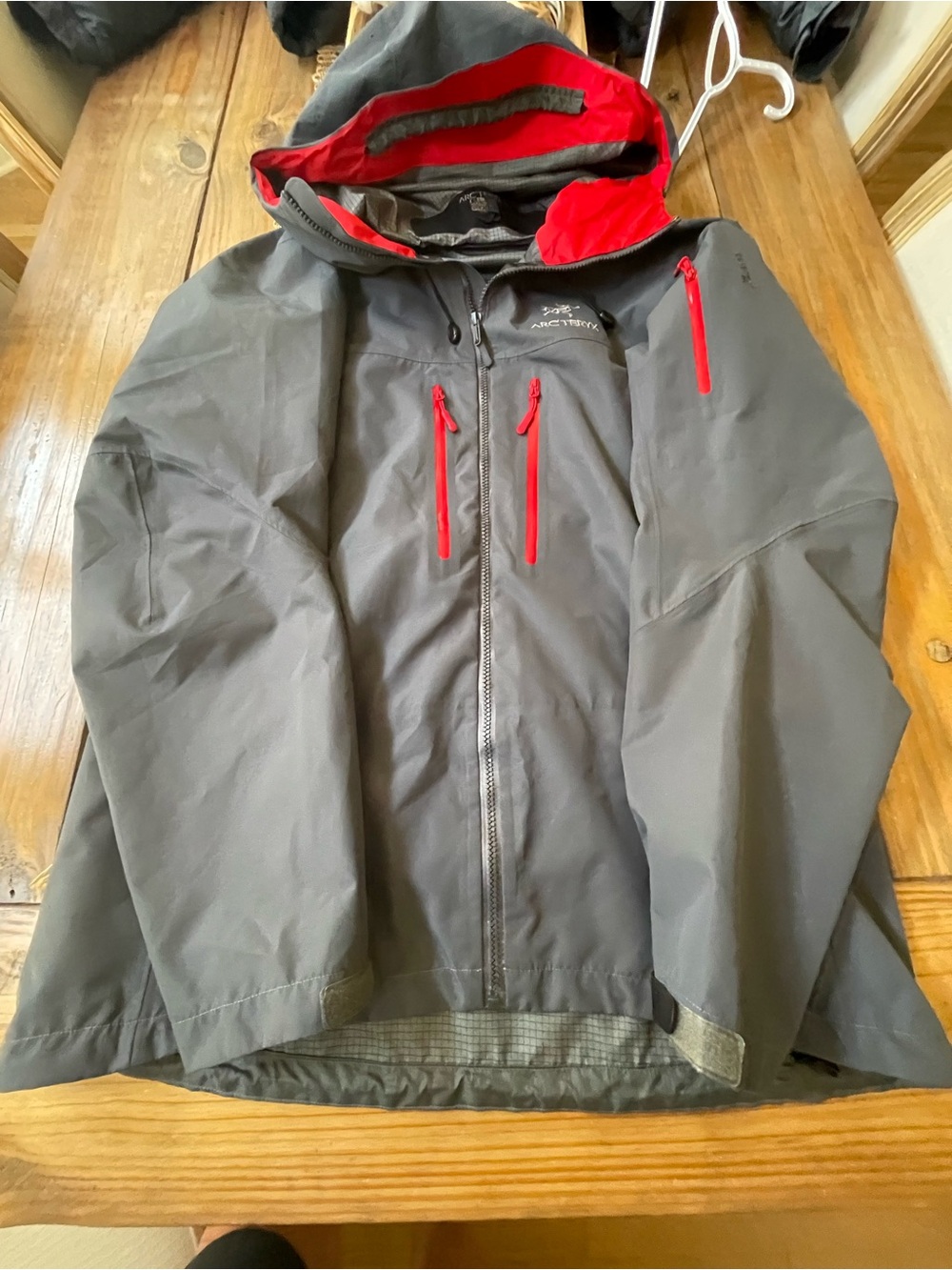 ARCTERYX ALPHA GORETEX PRO NO FLAWS BEAUTIFUL PARKA TOP OF LINE GRAY AND RED
